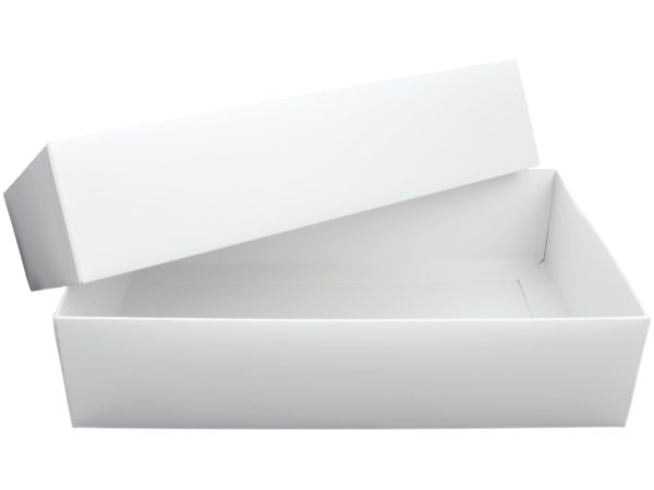 Foto einer offenen, weißen Stülpdeckelkarton / Faltschachtel aus Vollpappe