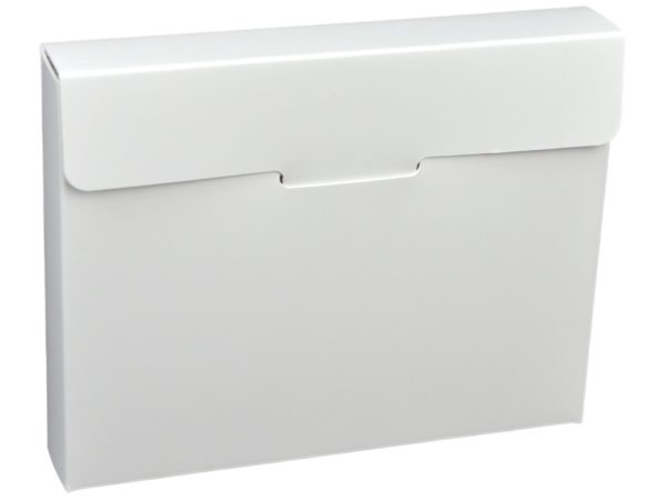 Foto einer geschlossenen, weißen Faltschachtel aus Vollpappe mit Steckverschluss