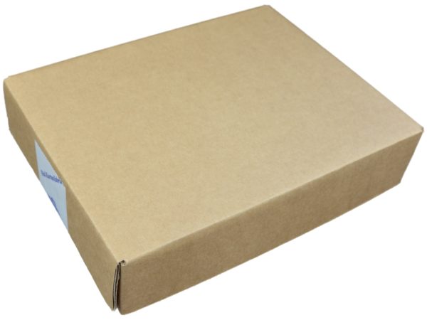 Foto einer geschlossenen, braunen Faltschachtel aus Karton mit B-Welle